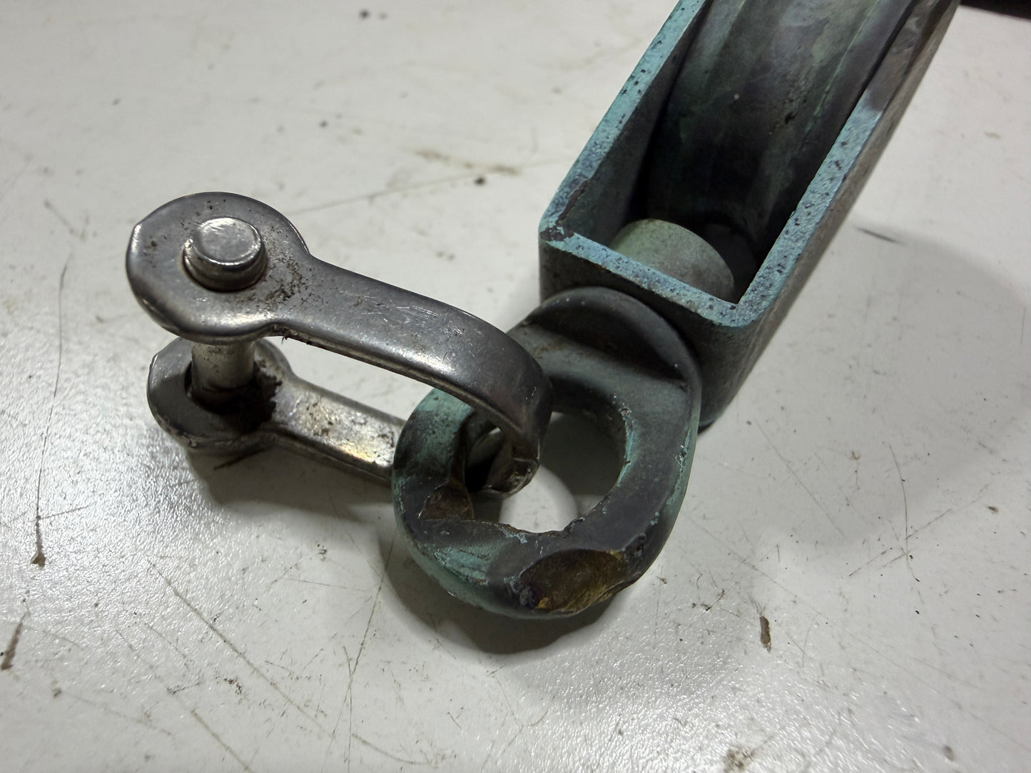 Small Bronze 7/8" Single Sheave Block - 1/4" Line