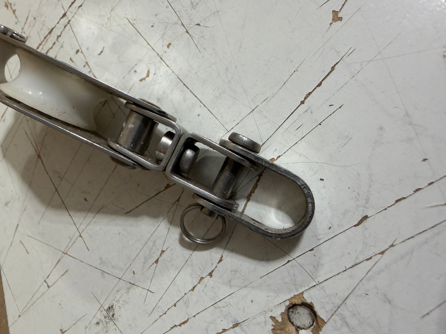 Schaefer 1 1/2" Sheave Single Swivel Block With Beckett & Shackle - 5/16" Line