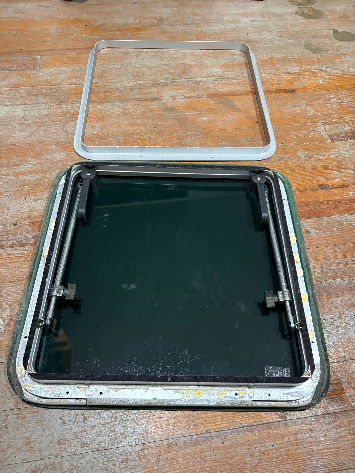 Sea Ray 290 Hatch Aluminum with Green Canvas Cover