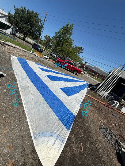 42'8" x 40'8" x 24'5" Blue & White Spinnaker