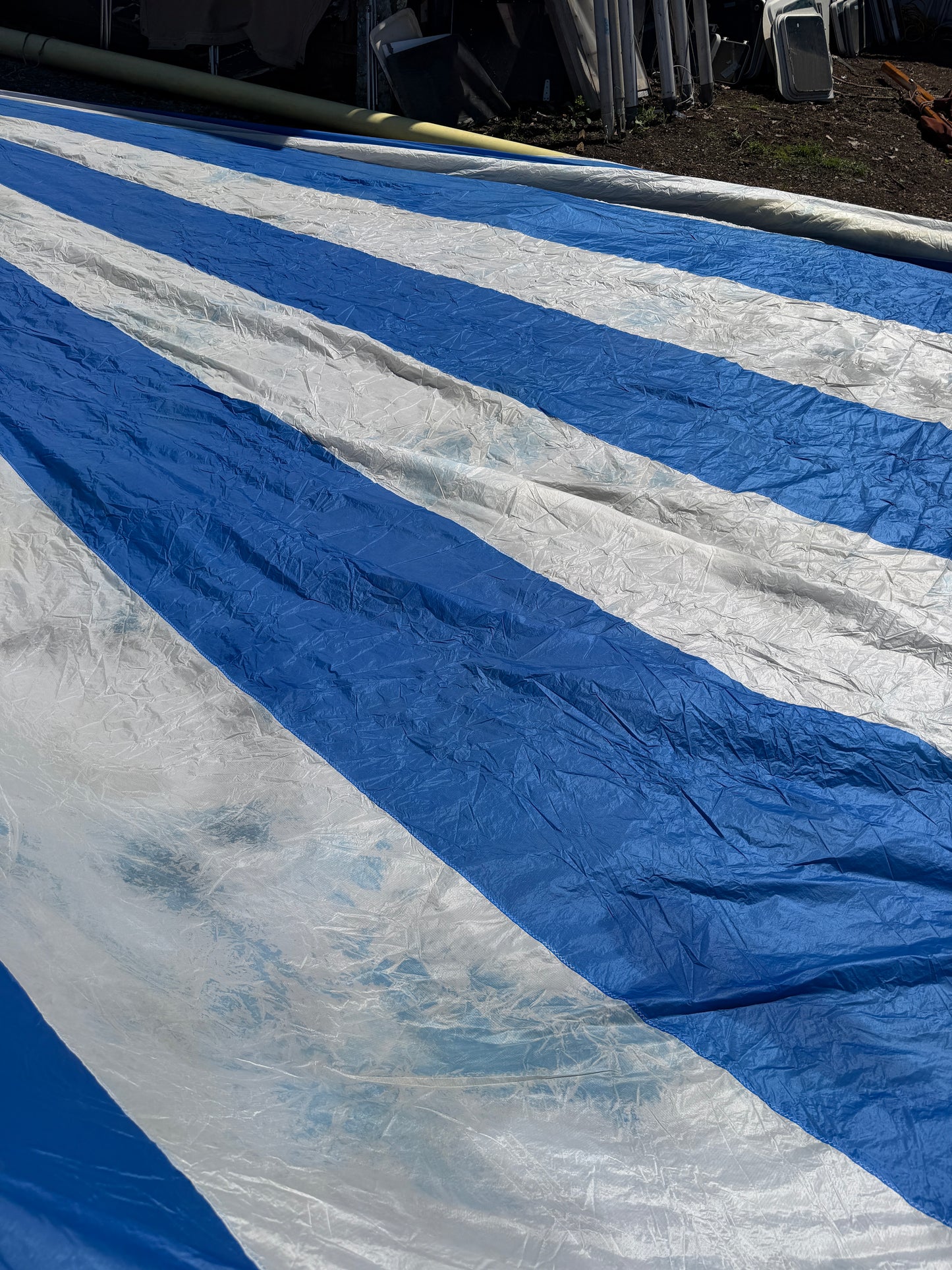 42'8" x 40'8" x 24'5" Blue & White Spinnaker