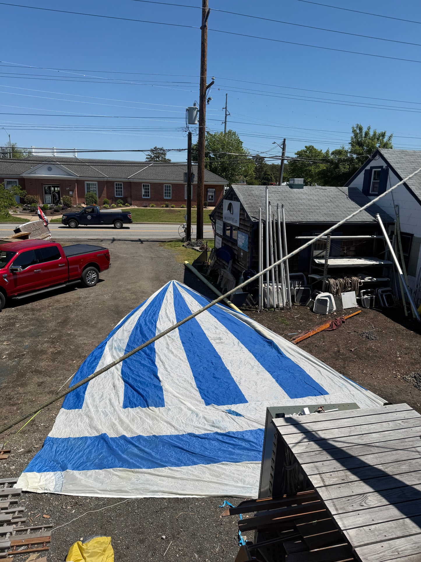 42'8" x 40'8" x 24'5" Blue & White Spinnaker