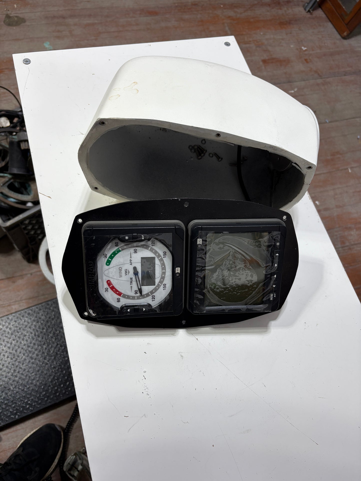 Simrad IS20 Wind Display and Simrad IS20 Combi Display in Housing NEW