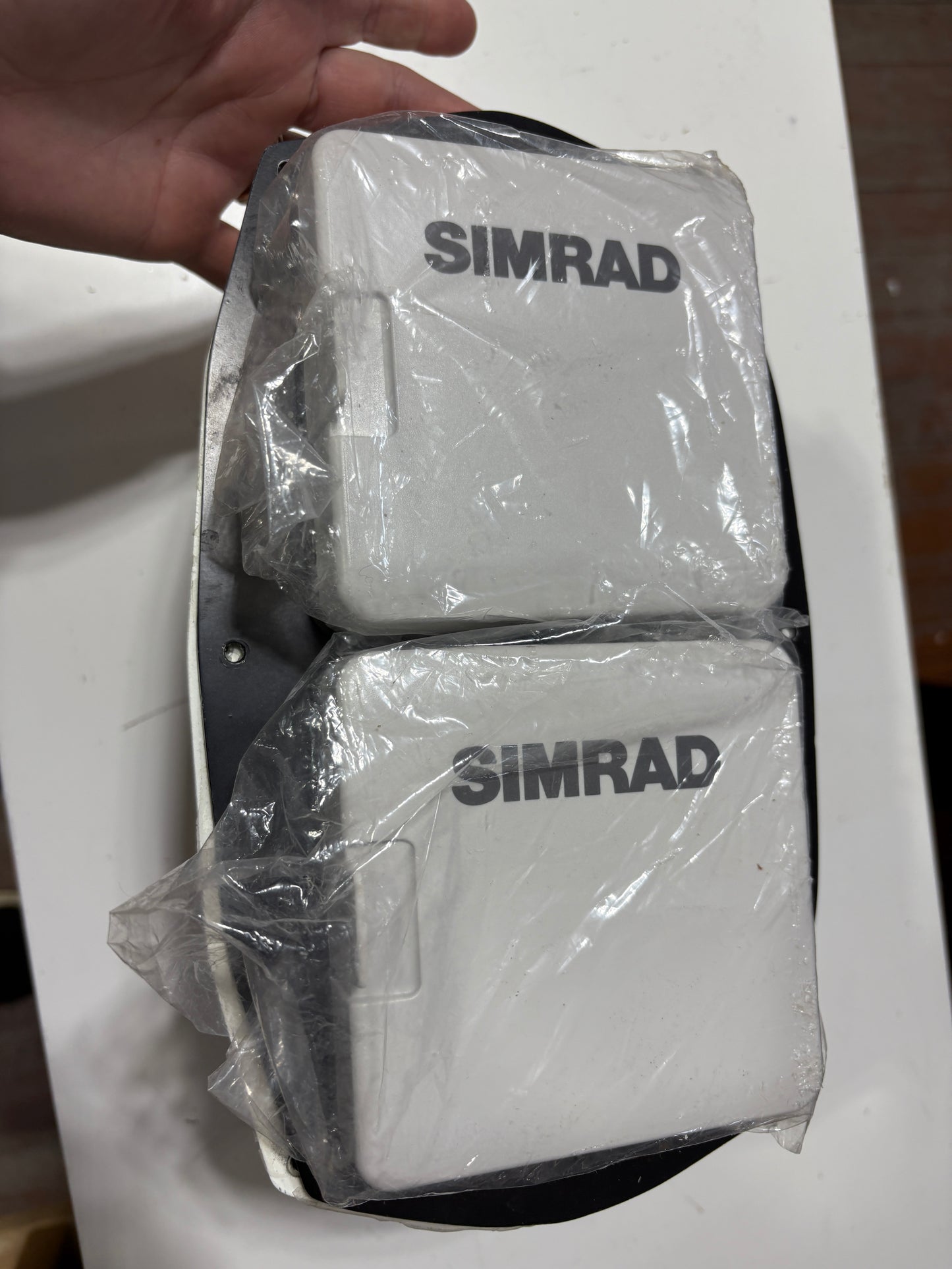 Simrad IS20 Wind Display and Simrad IS20 Combi Display in Housing NEW
