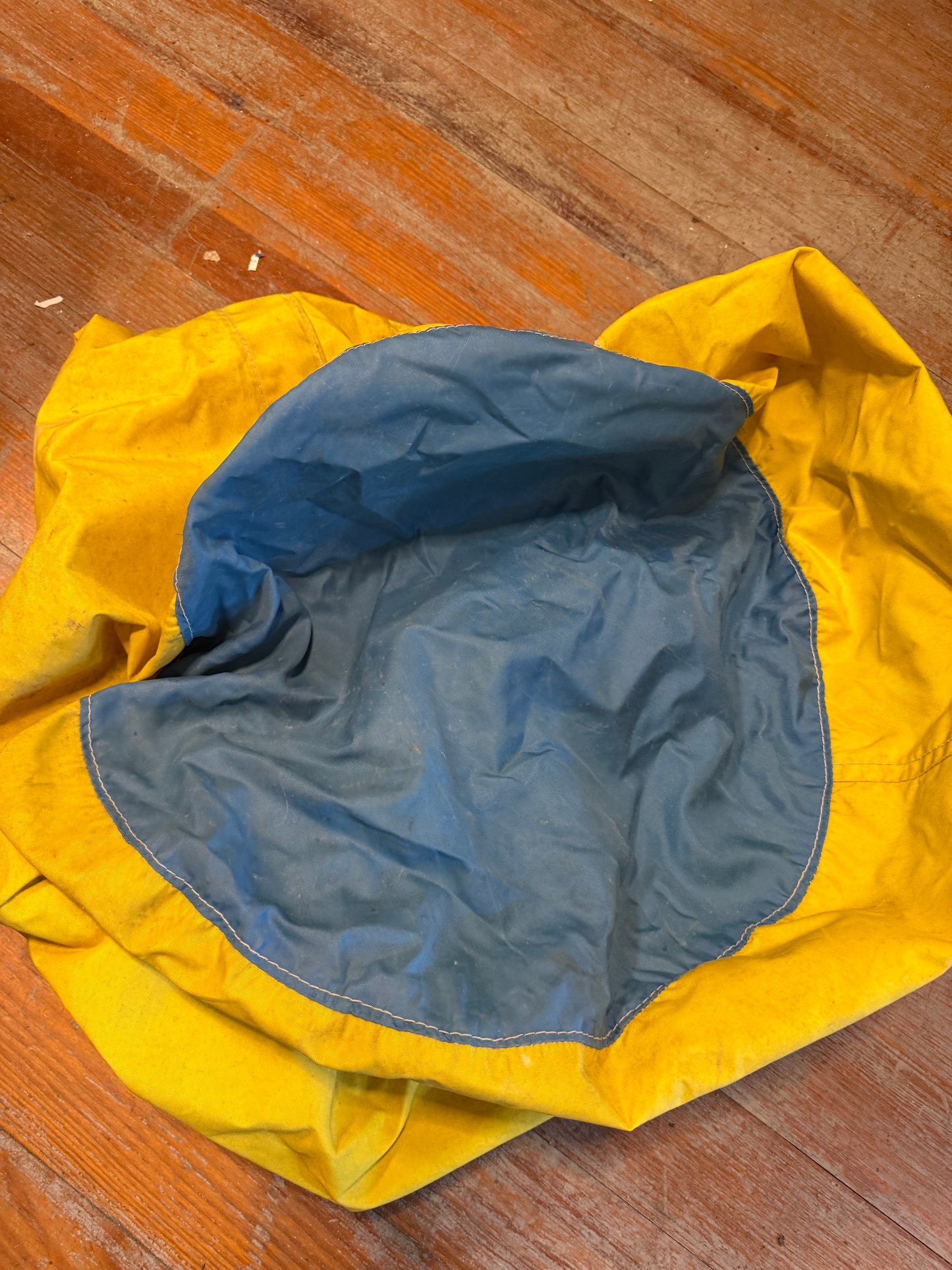 22" Diameter Base x 40" Tall Yellow & Blue Sail Bag