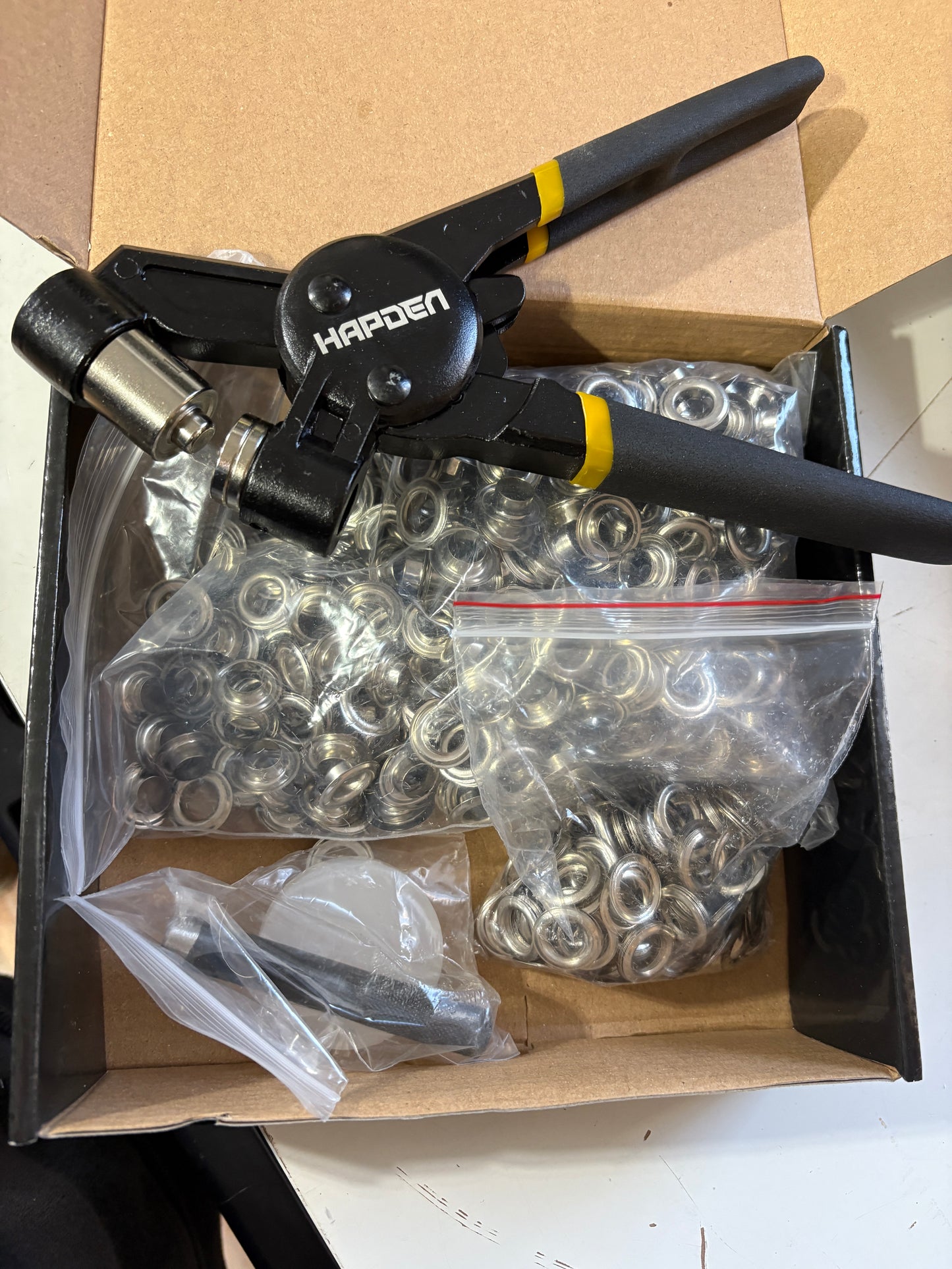 NEW Grommet Tool Kit, 3/8 inch Handheld Eyelet Kit Manual Grommet Press Machine with 500 pcs 10 mm Grommets