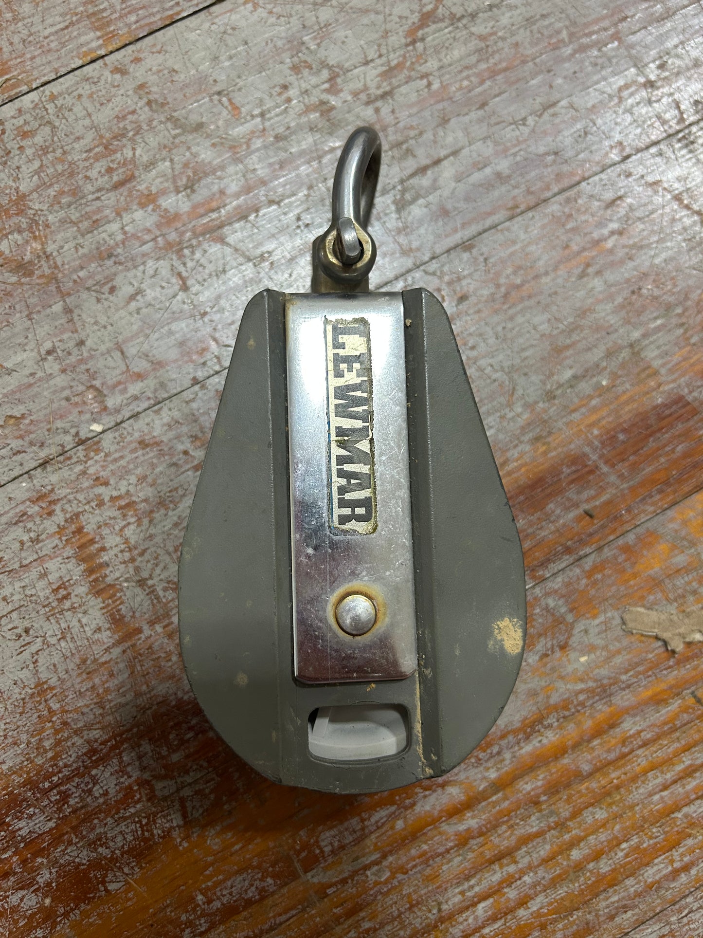 Lewmar 2 3/4” Single Fixed Block with shackle - 5/8” Line