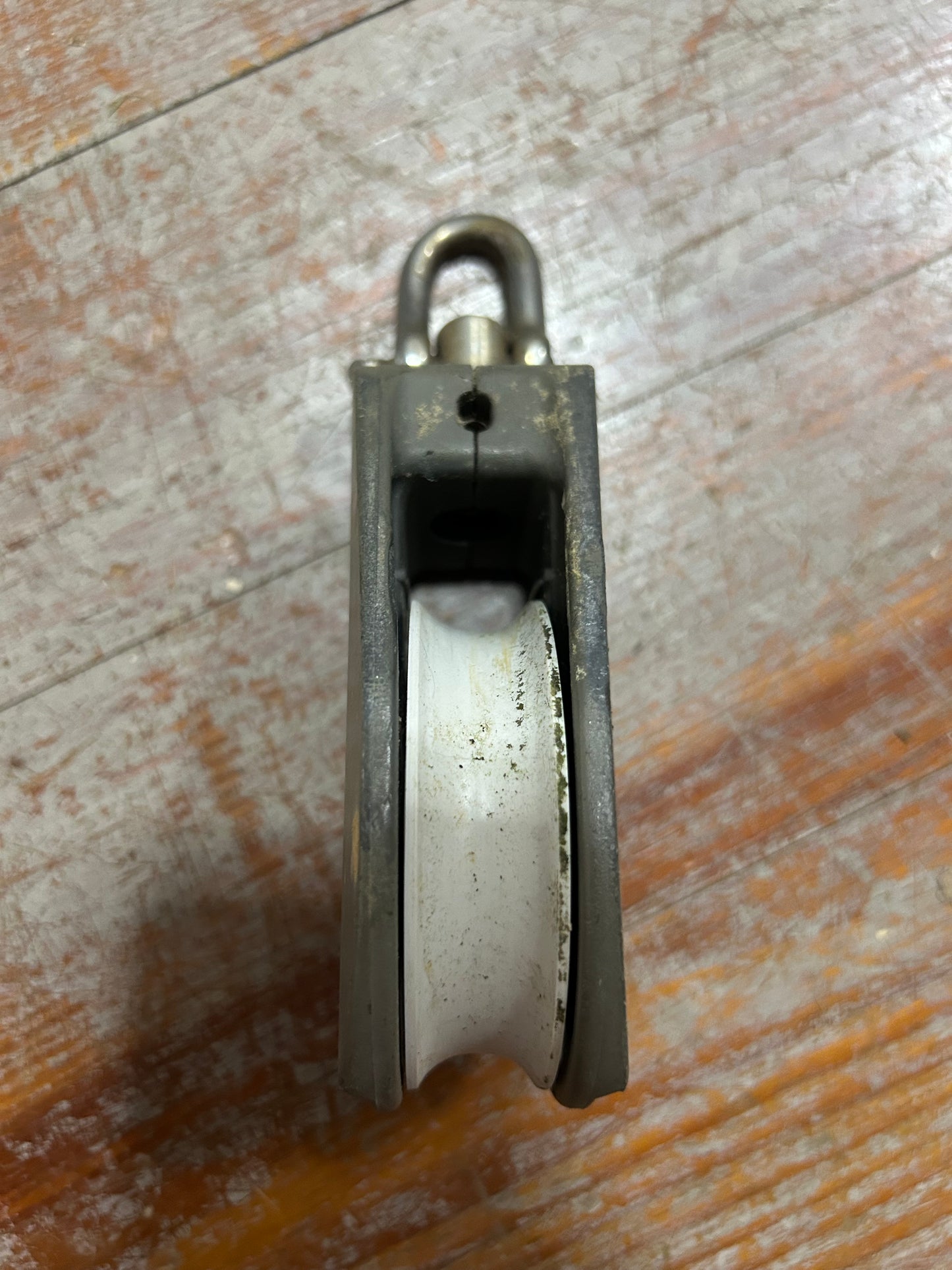 Lewmar 2 3/4” Single Fixed Block with shackle - 5/8” Line