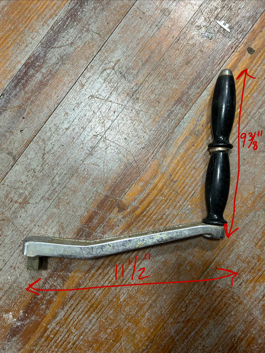 Barient extended winch handle with lock-in square drive