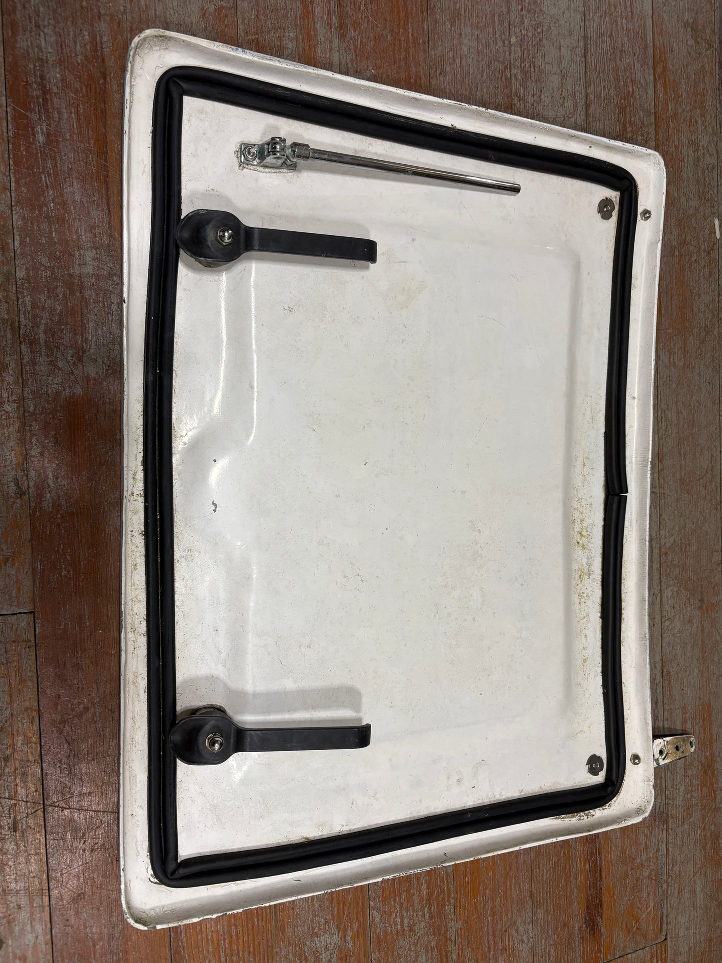 Hatch 24 5/8" x 19 1 /4"