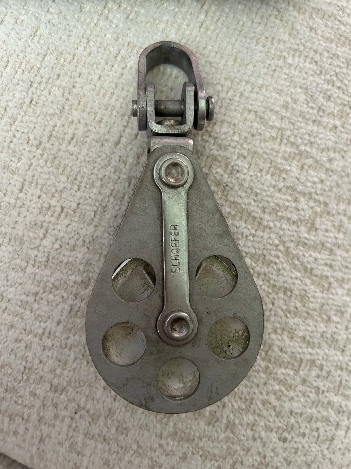 Schaefer 2 1/2” Sheave Single Swivel Block w/ Shackle 5/8" line