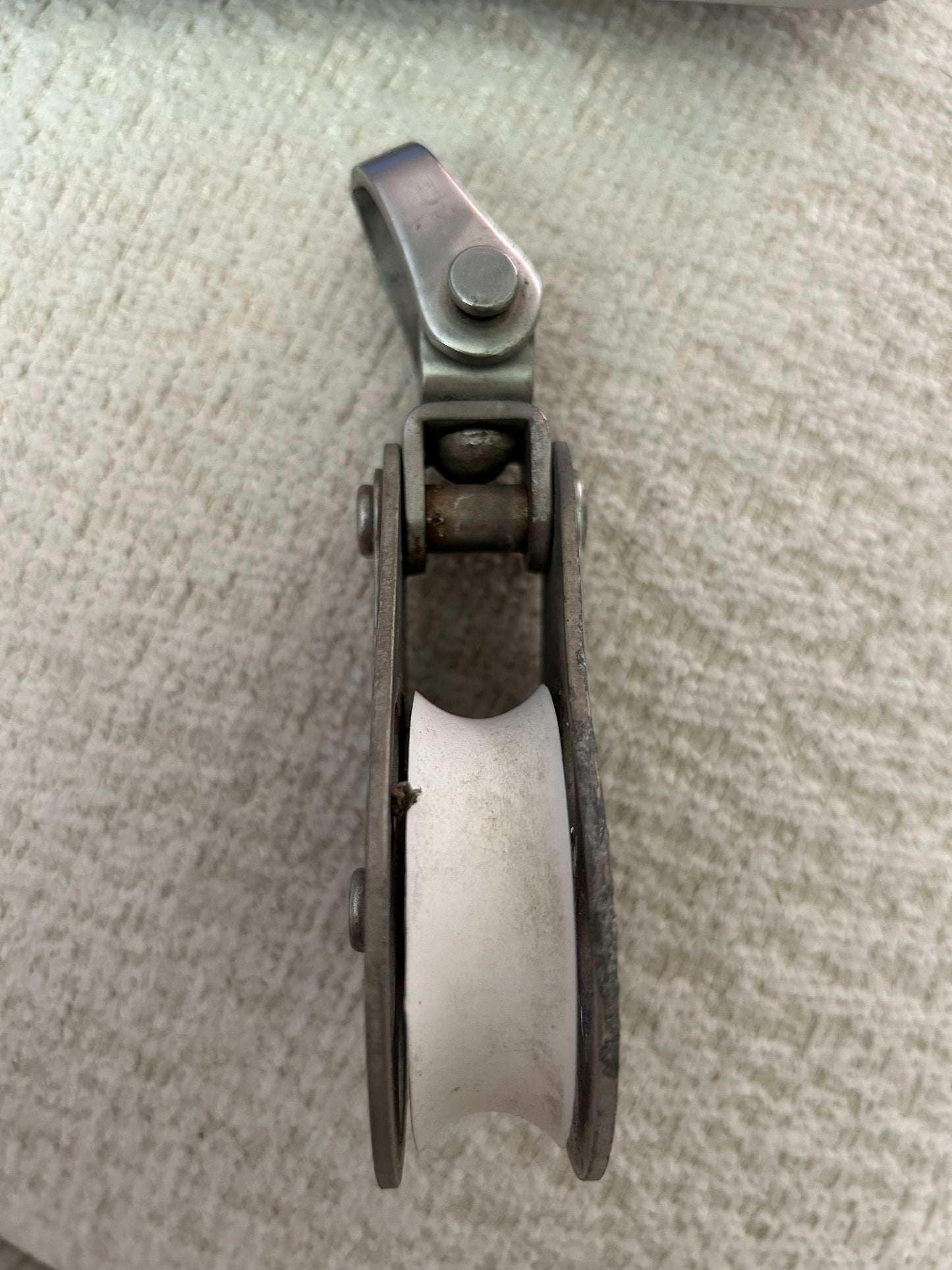 Schaefer 2 1/2” Sheave Single Swivel Block w/ Shackle 5/8" line