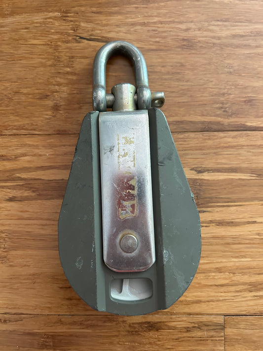 Lewmar single block 3 1/4” sheave with swivel shackle