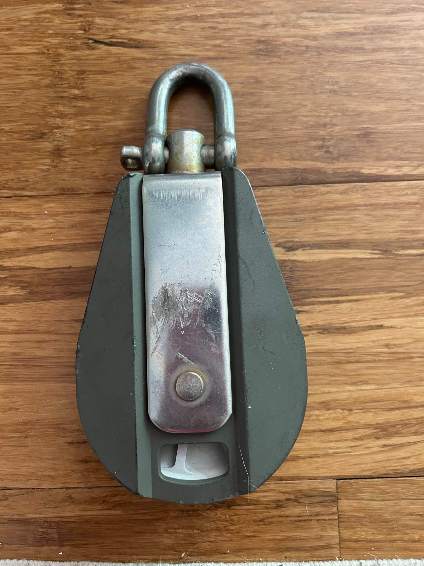 Lewmar single block 3 1/4” sheave with swivel shackle
