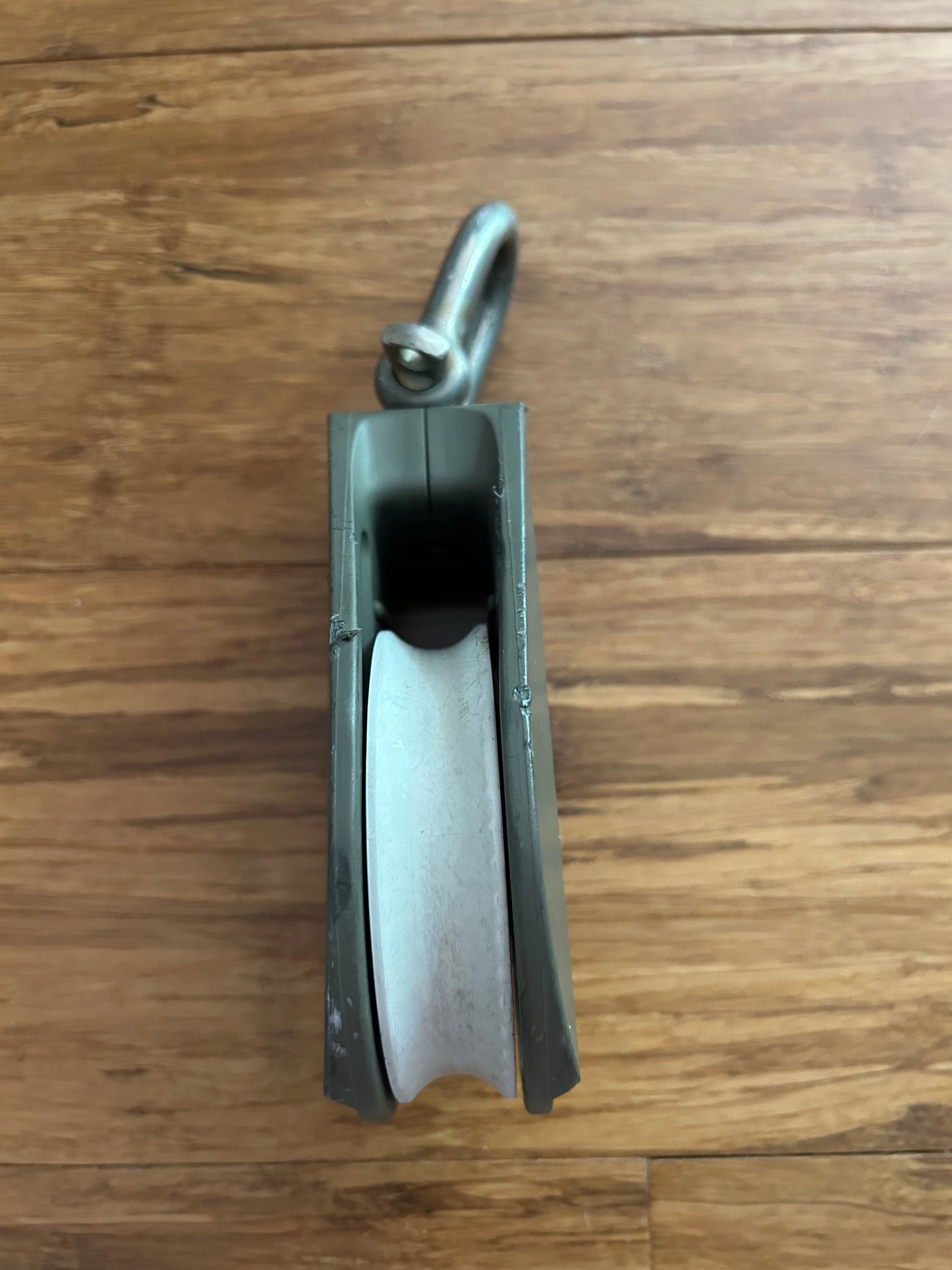 Lewmar single block 3 1/4” sheave with swivel shackle