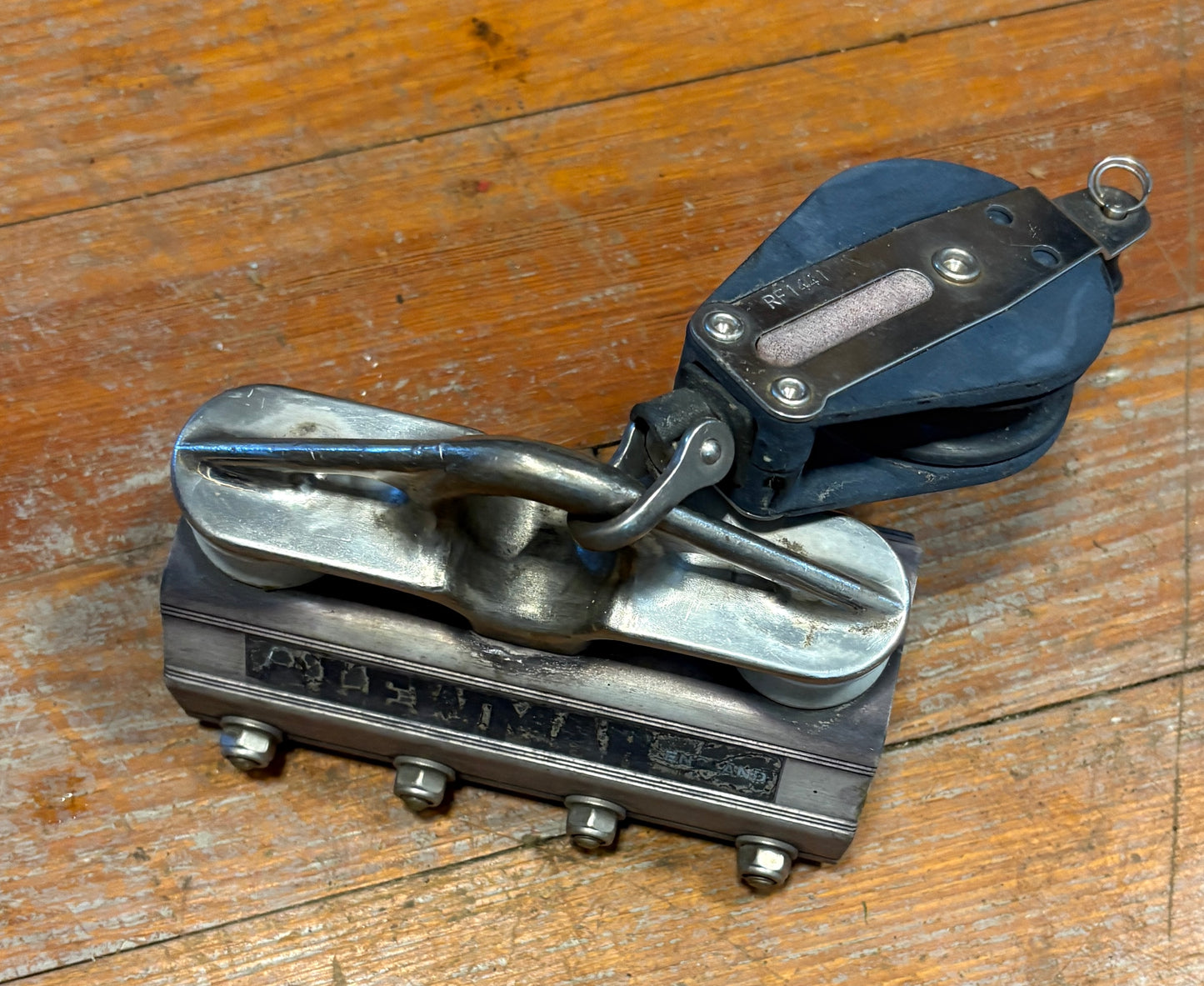 Lewmar Traveler / Track Car for 1 1/2" track with Ronstan Block