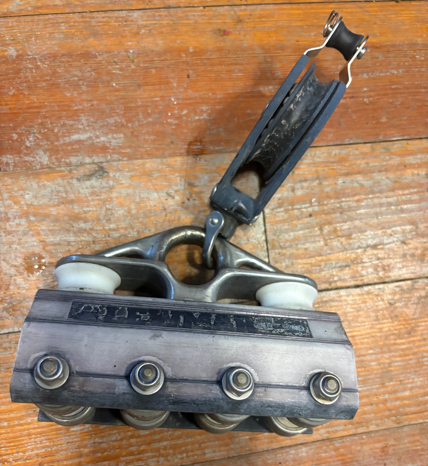 Lewmar Traveler / Track Car for 1 1/2" track with Ronstan Block