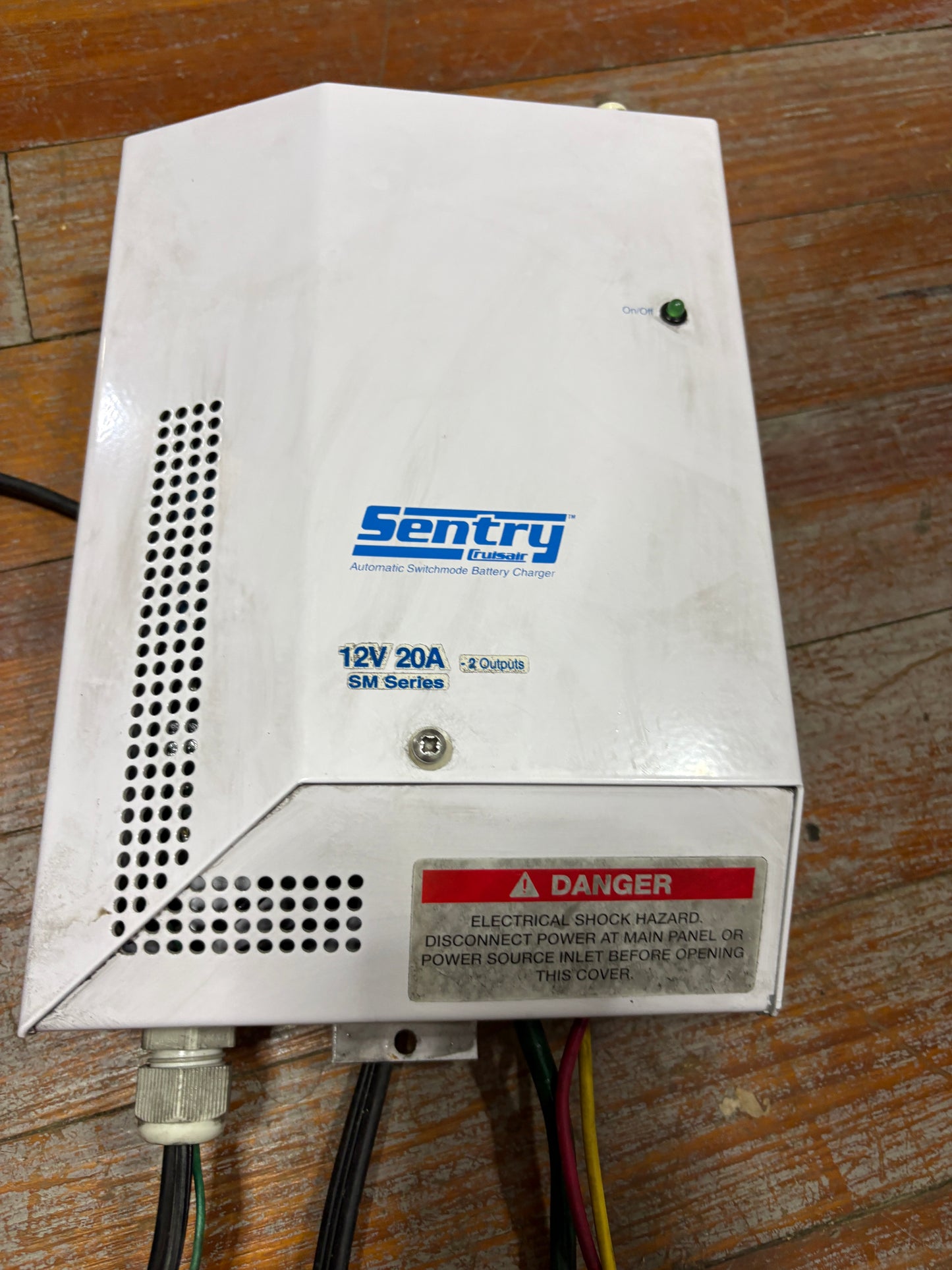 Sentry Cruisair Automatic Switchmode Battery Charger