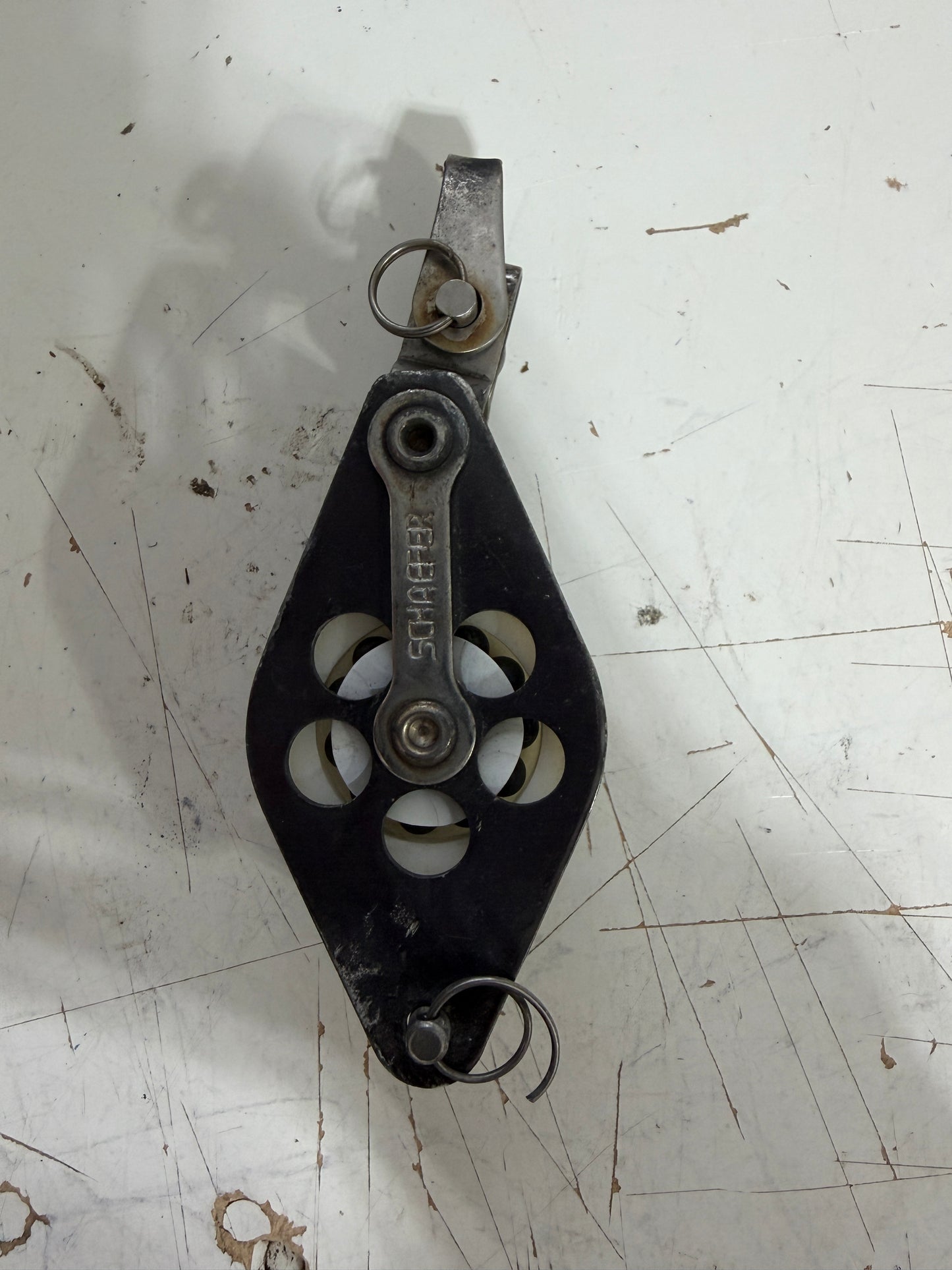 Schaefer 1 1/2" Sheave Single Block With Beckett & Shackle - Ball Bearing - 3/8" Line