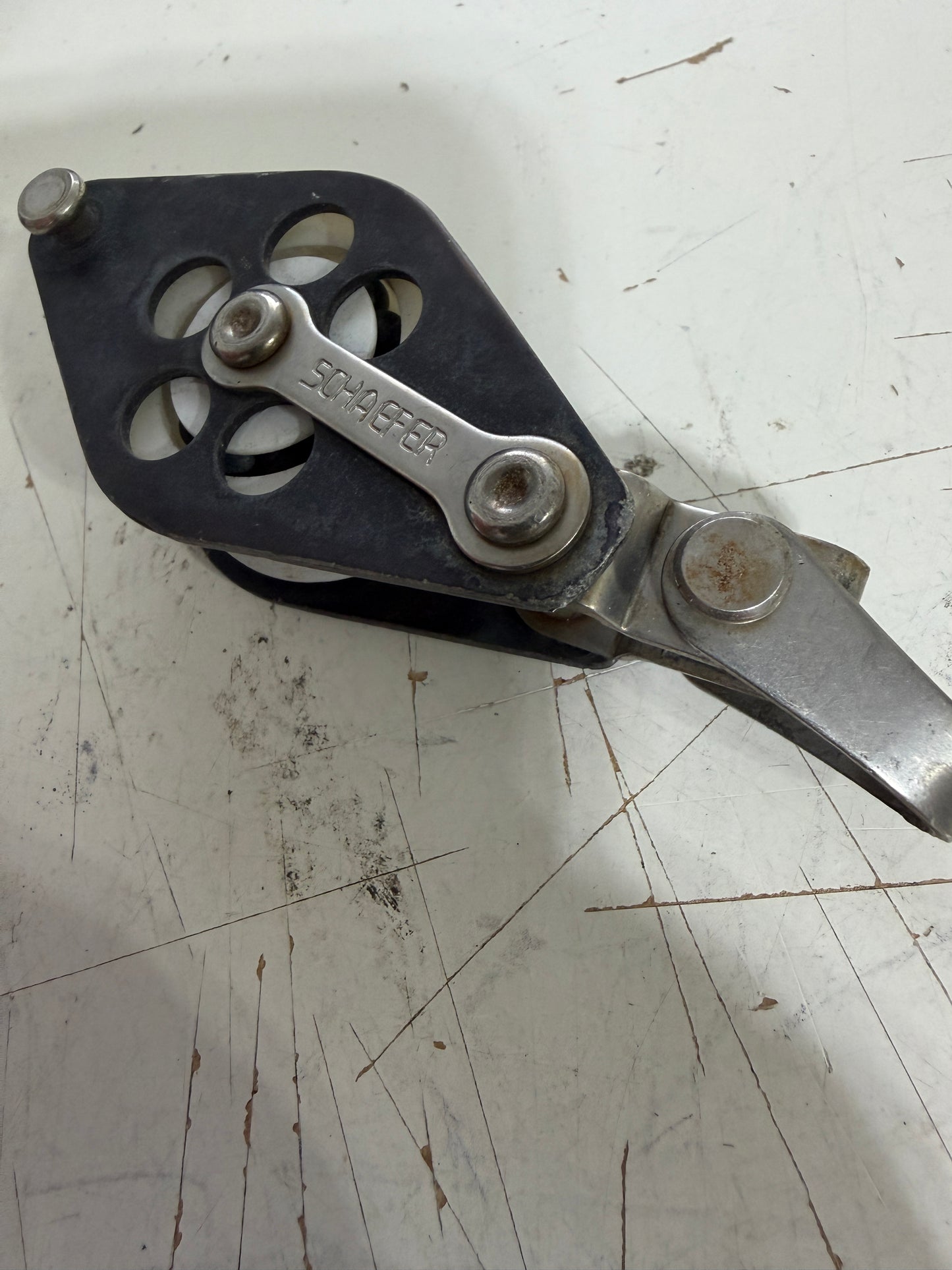 Schaefer 1 1/2" Sheave Single Block With Beckett & Shackle - Ball Bearing - 3/8" Line