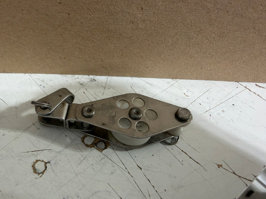 Schaefer 1 1/2" Sheave Single Swivel Block With Beckett & Shackle - 5/16" Line