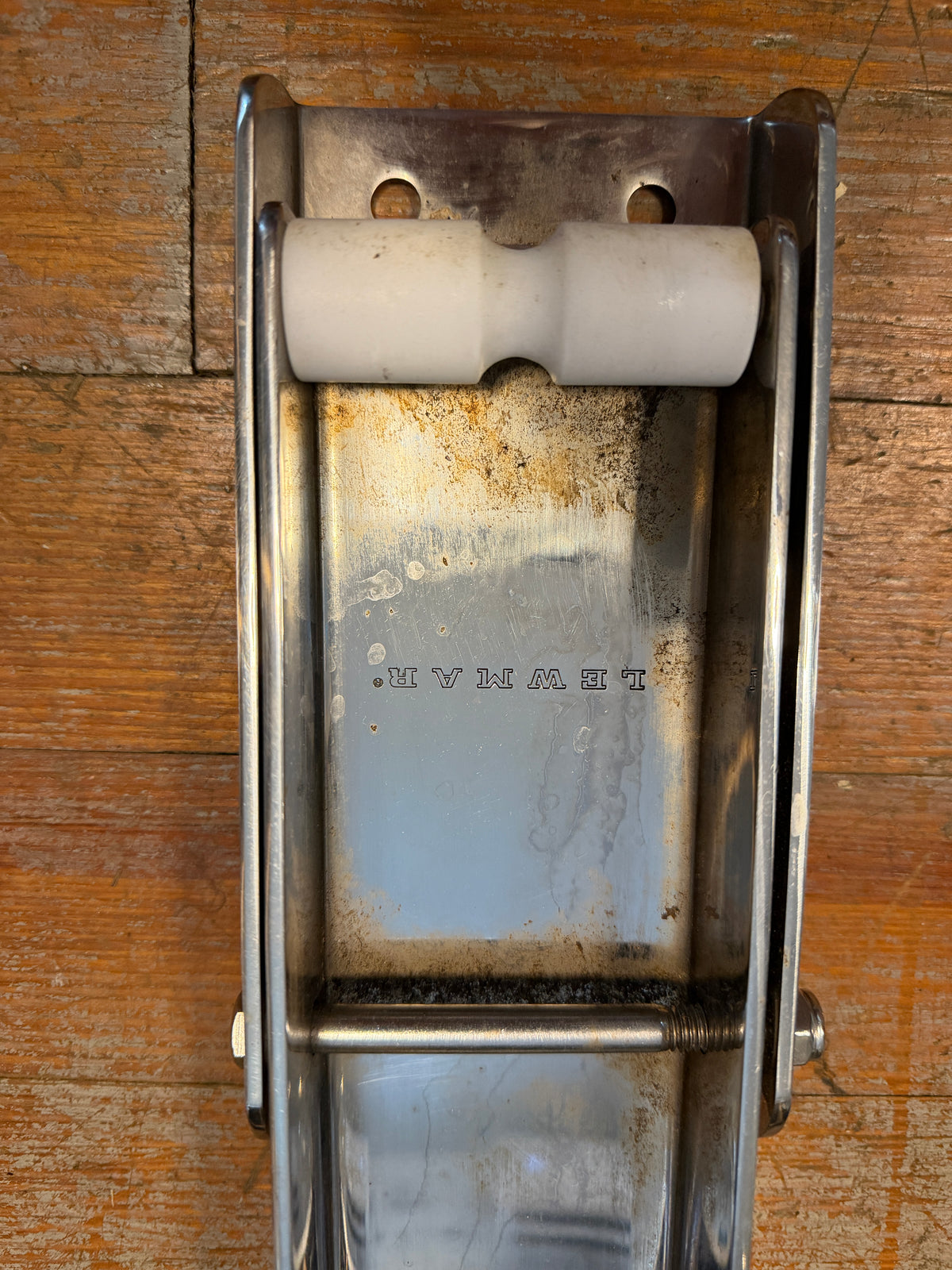 Lewmar Pivoting Self Launch Bow / Anchor Roller