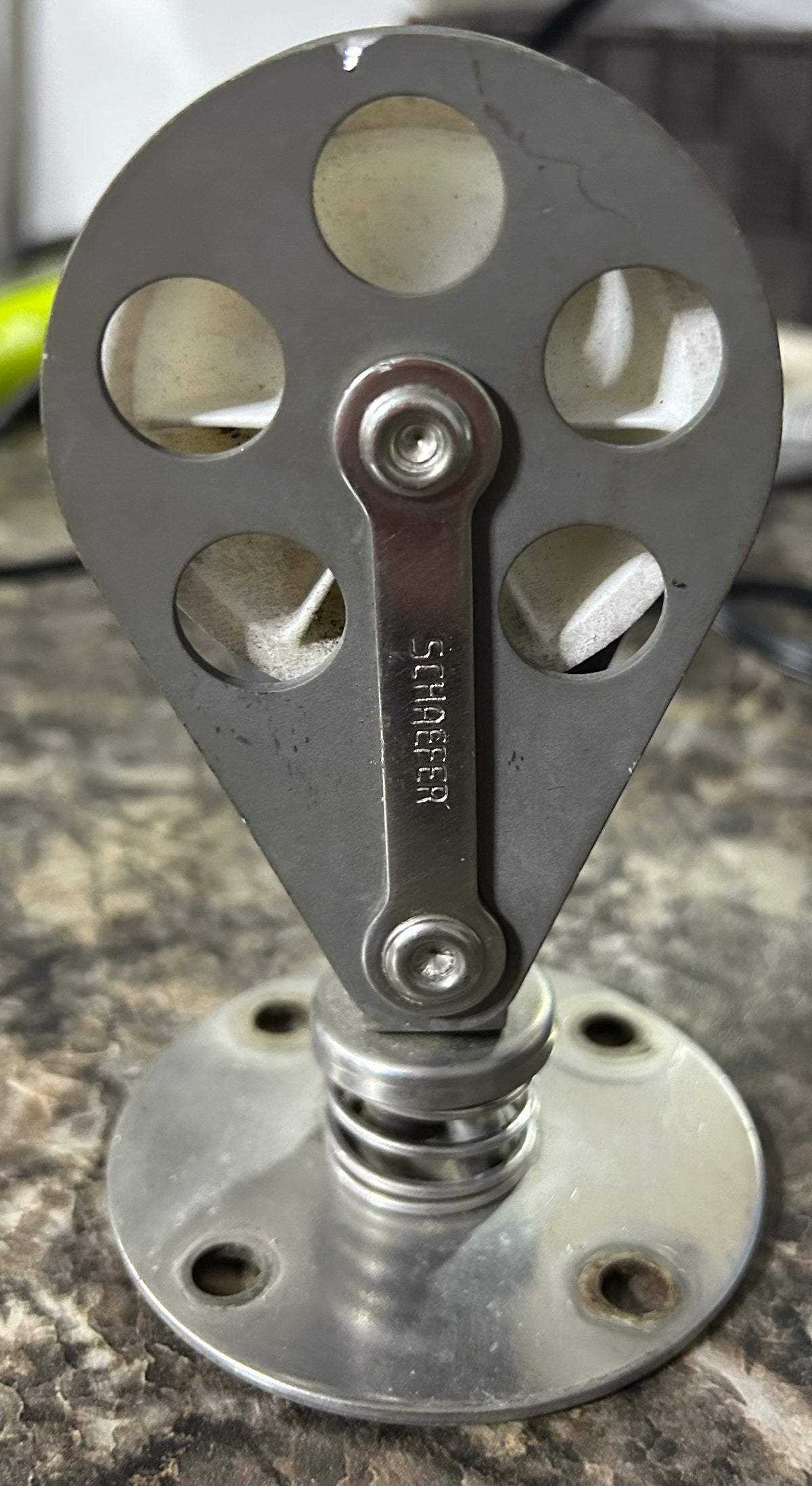 Scheafer Stand up swivel Block 2 1/4" sheave - 1/2" line