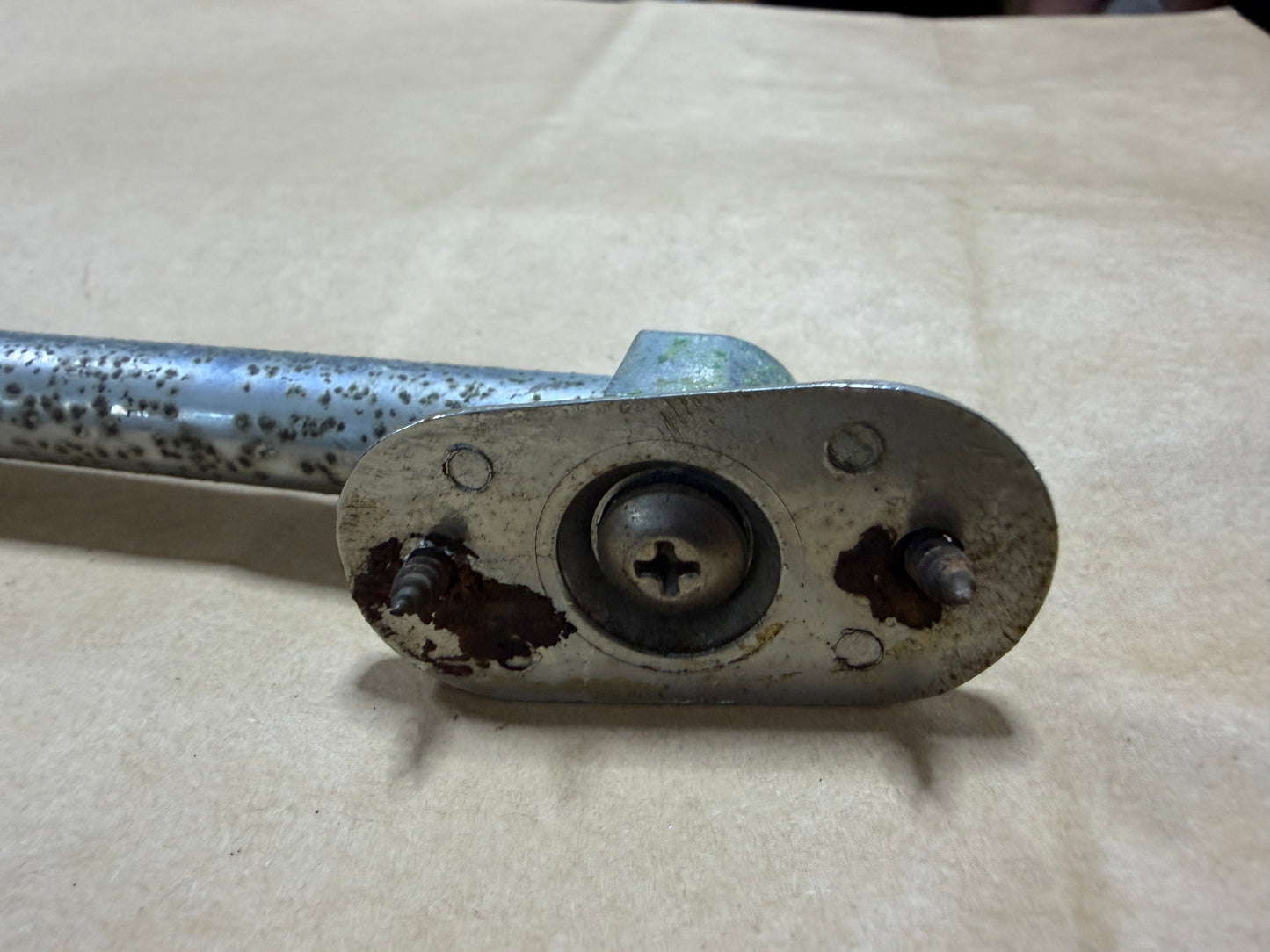 12" - 20 5/8" Extending Hatch Arm