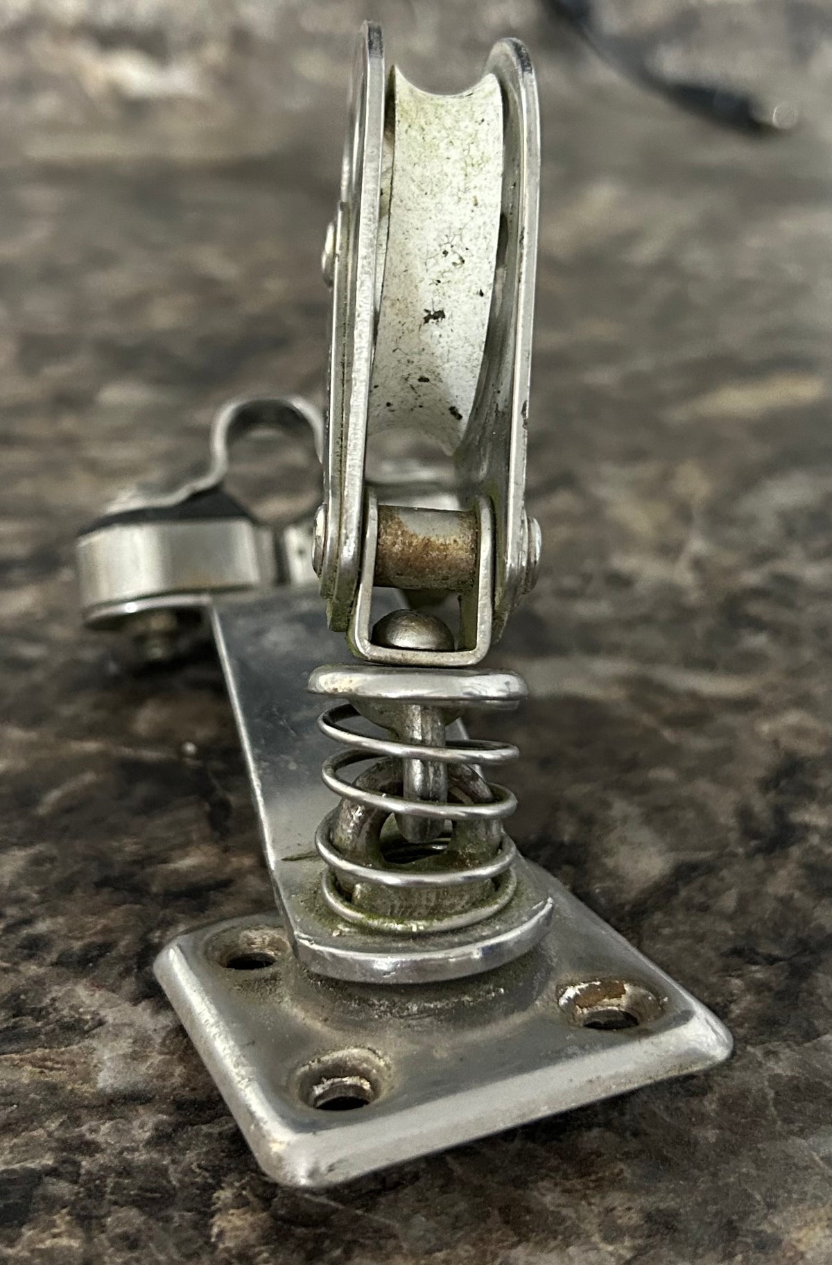 Standing Schaefer block with extended cam cleat - 3/8" line
