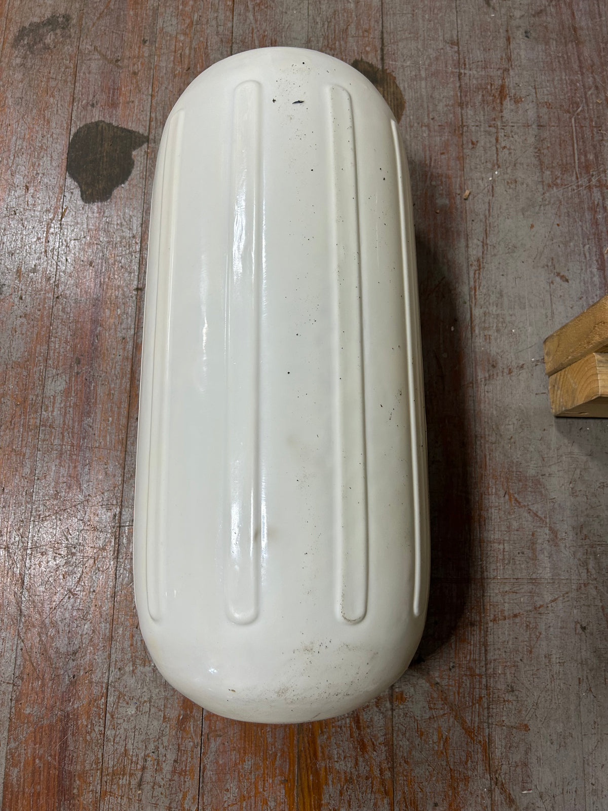 19" x 9" White Fender with navy blue cover