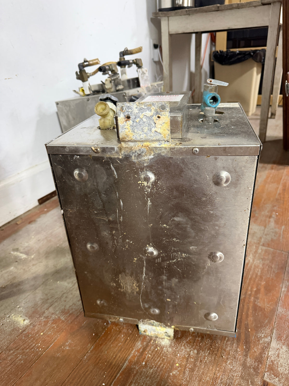 Seaward MODEL S-700 - 6 Gallon Water Heater - UNTESTED