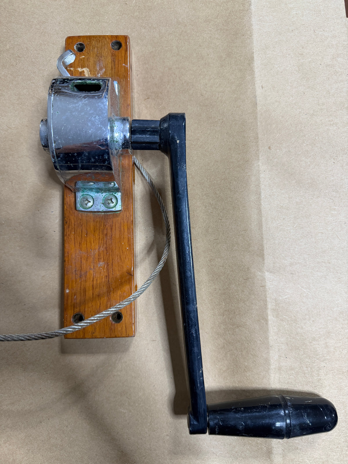 Center Board Winch With Handle - Montgomery 23