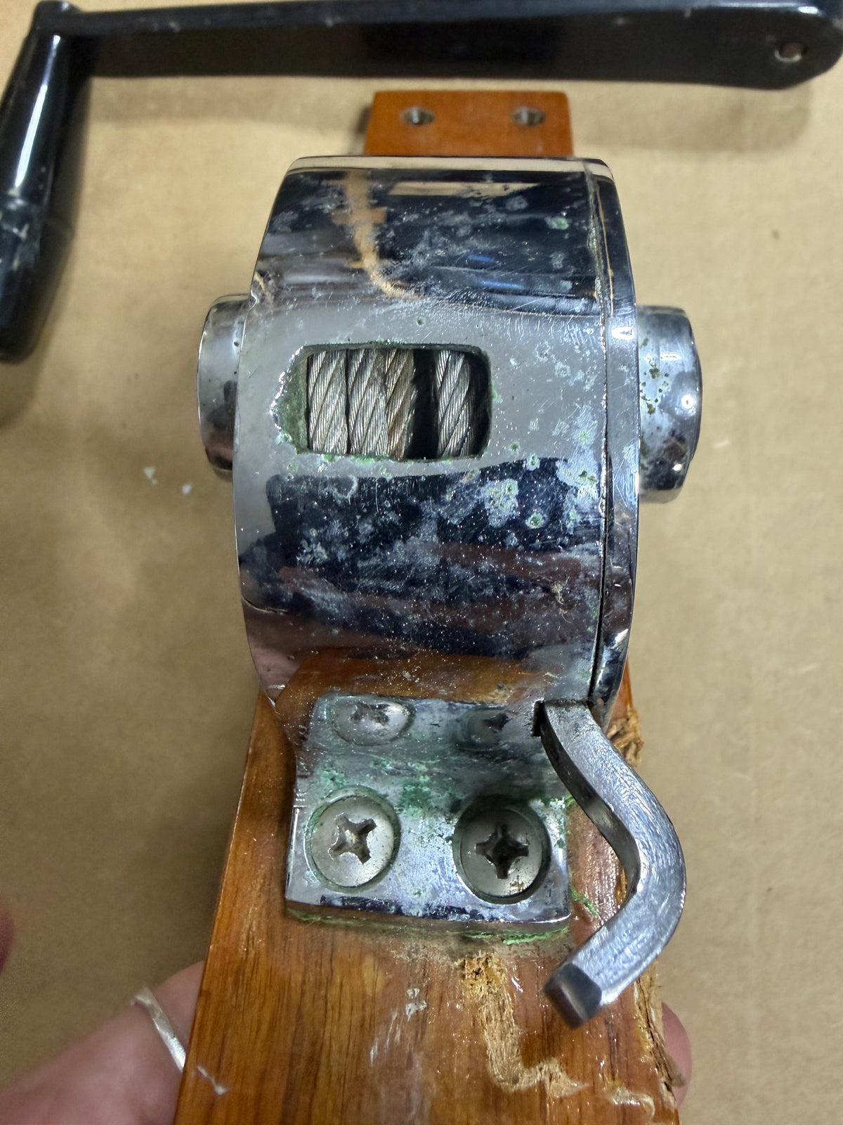 Center Board Winch With Handle - Montgomery 23