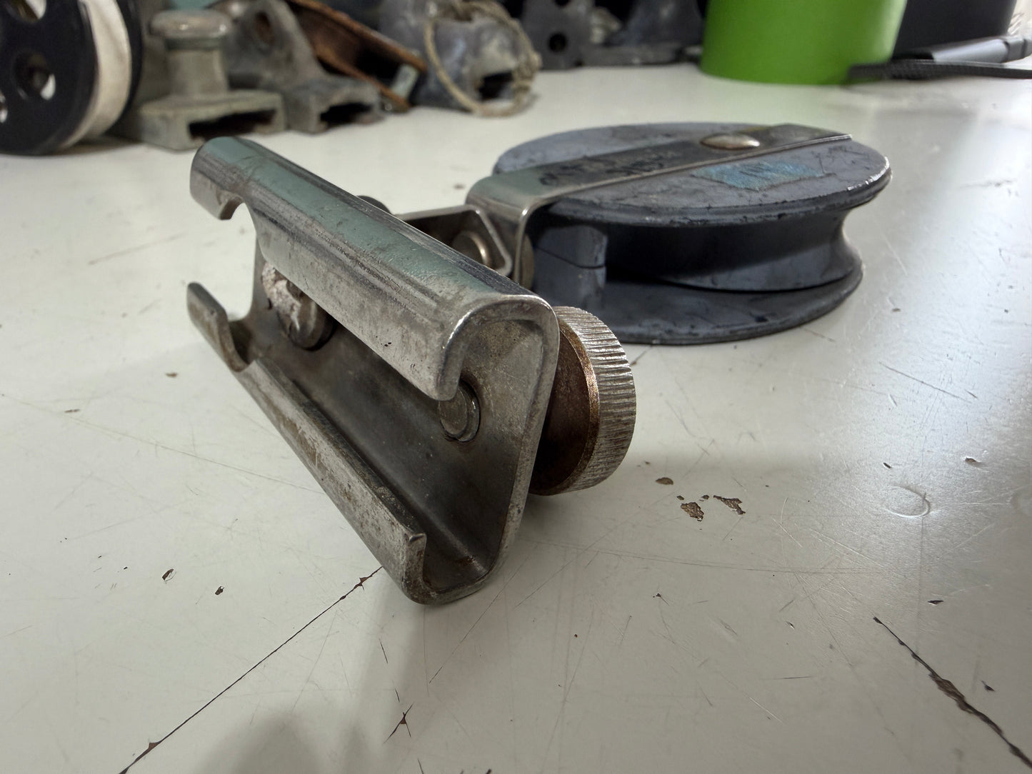 Mariner Single Block on 7/8" Track Screw Top Car - Stuck Screw