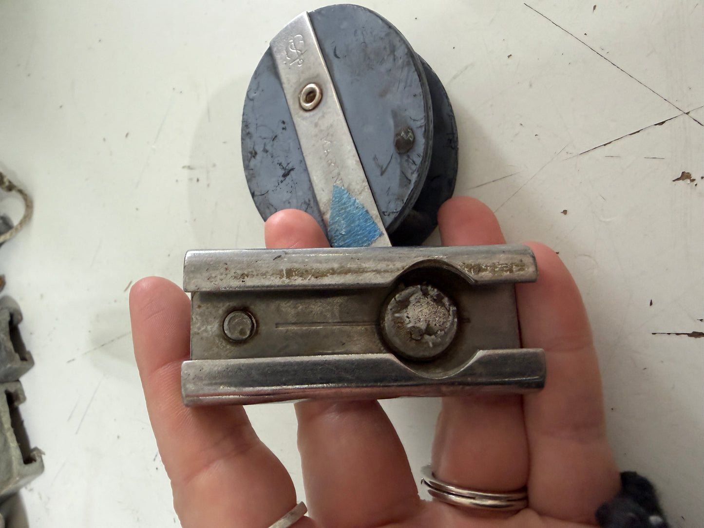 Mariner Single Block on 7/8" Track Screw Top Car - Stuck Screw