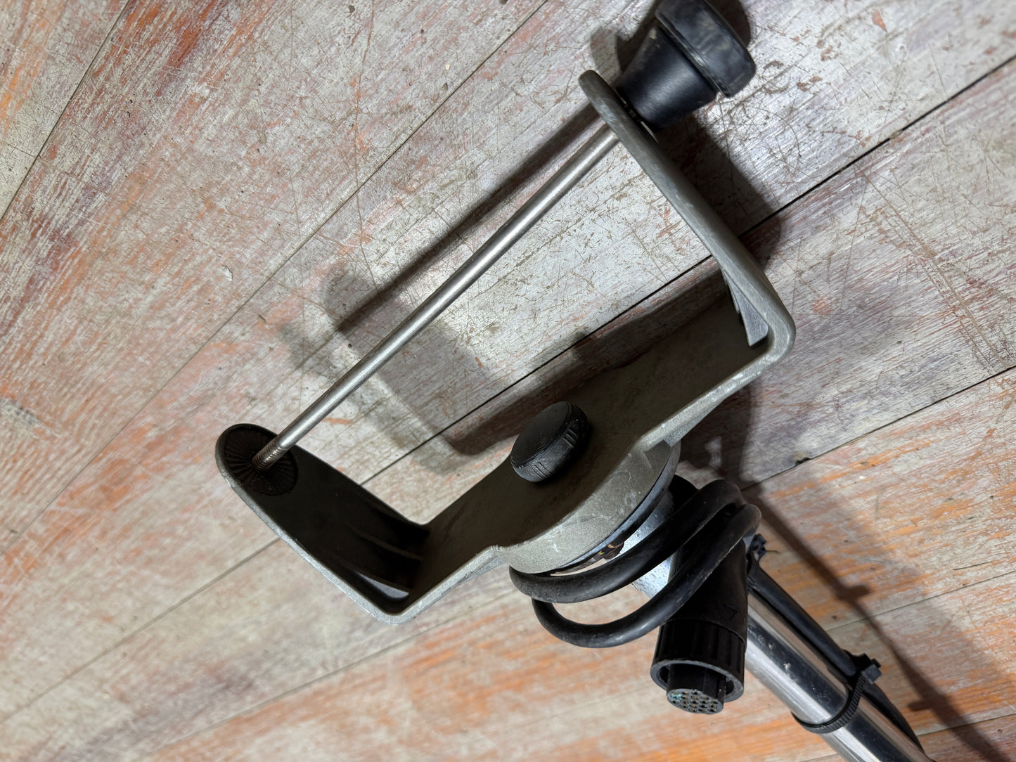 19" Long Arm With 5 3/4" Width Bracket For Electronic