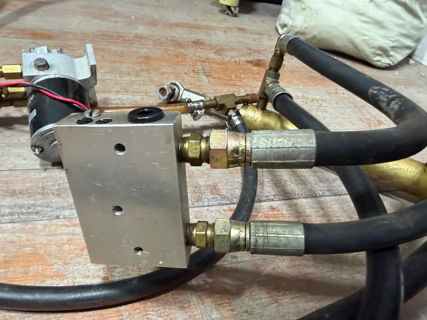 The Seastar hydraulic steering system - model BA175-7TM. Part number is HC5319 12V