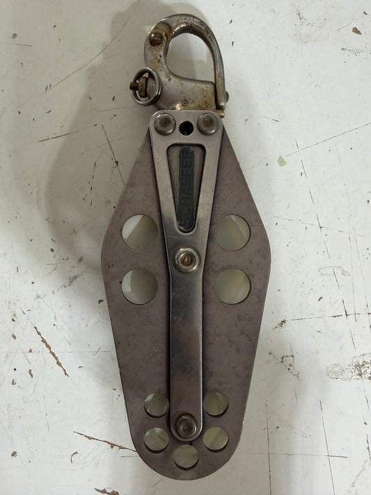 Schaefer Swivel Fiddle With Shackle - (2 1/2” Top; 1 3/4” Bottom Sheave) - 7/16” Line
