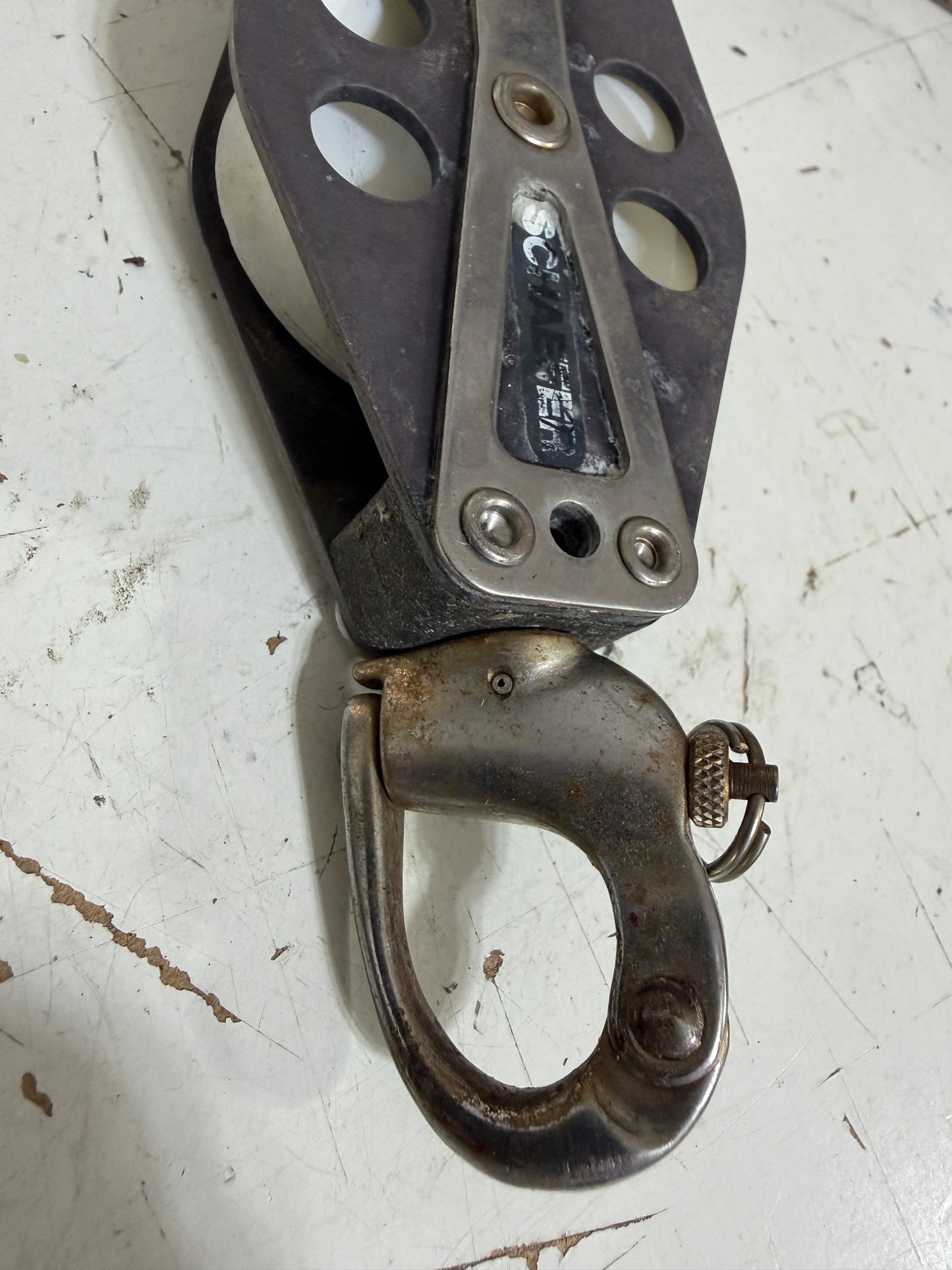 Schaefer Swivel Fiddle With Shackle - (2 1/2” Top; 1 3/4” Bottom Sheave) - 7/16” Line