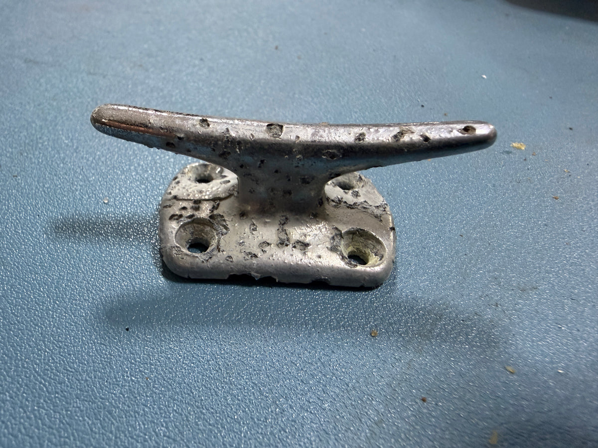 2 1/4" Pitted Horn Cleat