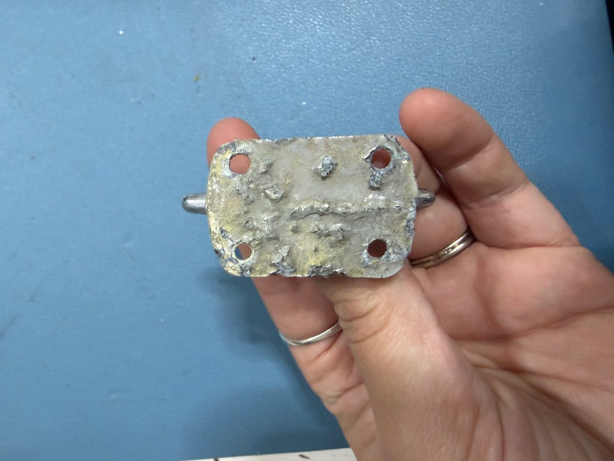 2 1/4" Pitted Horn Cleat